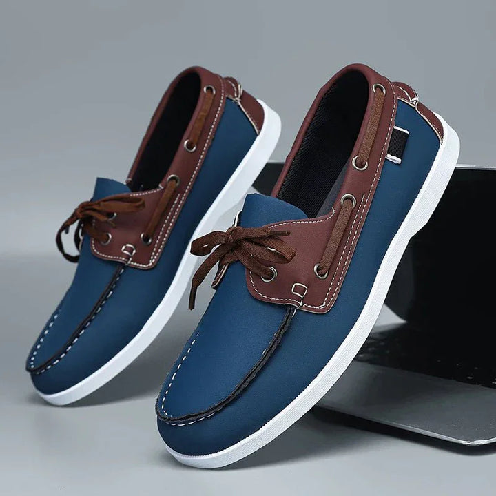 Moderne Freizeitschuhe für Herren: bequeme Slipper mit markanter Kontrastnaht & leichter Sohle.