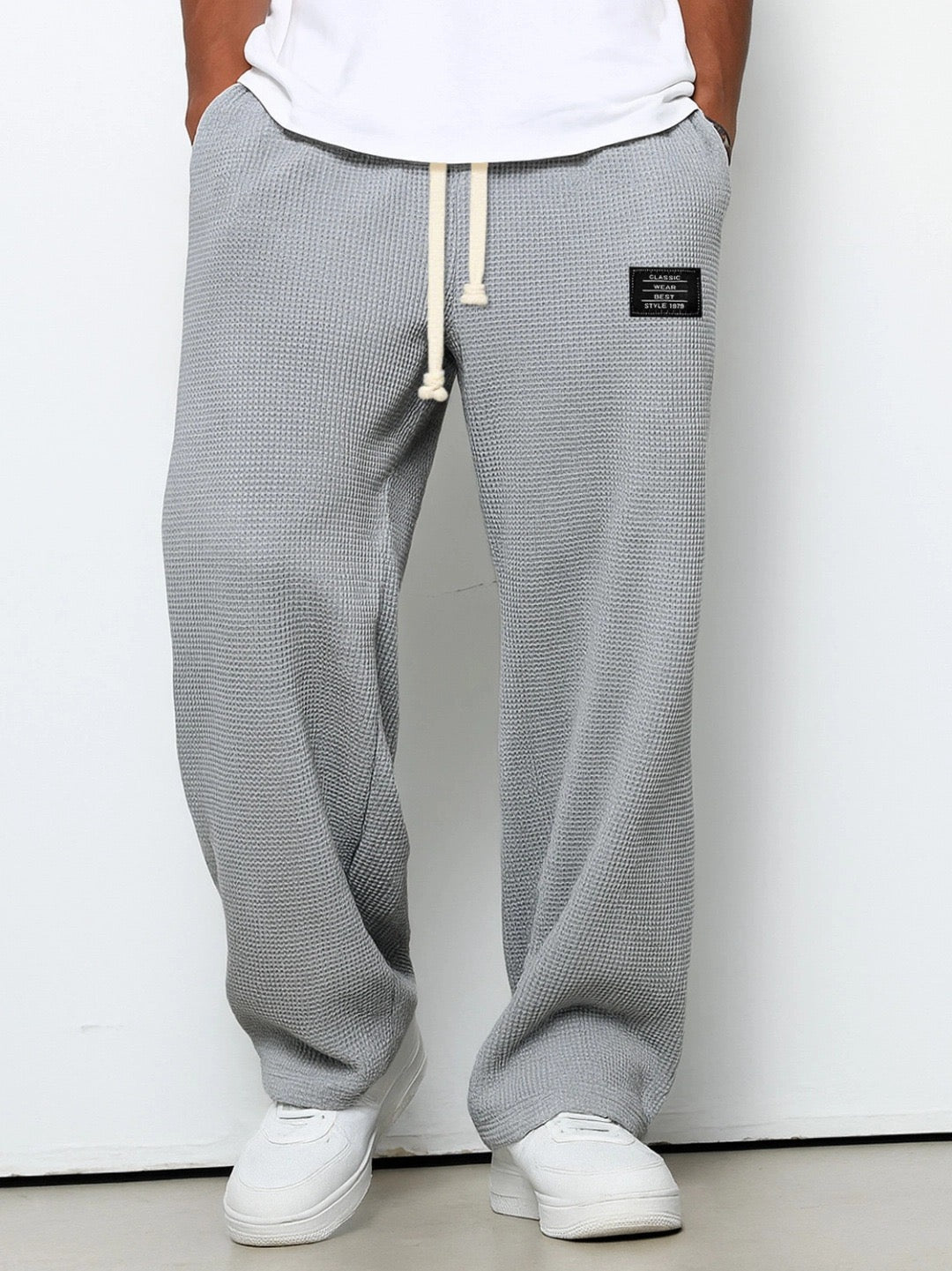 Stilvolle Herren Streetwear Hose mit weitem Schnitt und praktischen Seitentaschen. Komfortabel & modern.