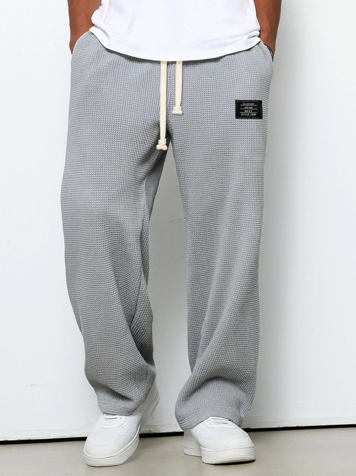 Stilvolle Herren Streetwear Hose mit weitem Schnitt und praktischen Seitentaschen. Komfortabel & modern.
