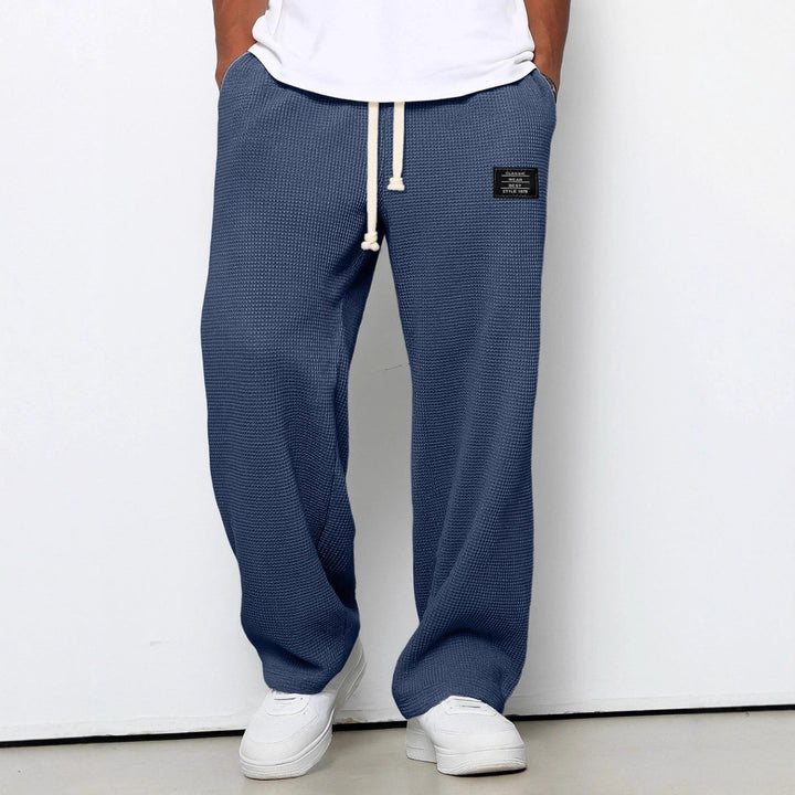 Herren weite Hose mit verstellbarem Bund bietet höchsten Komfort. Moderne Freizeithose für Männer.