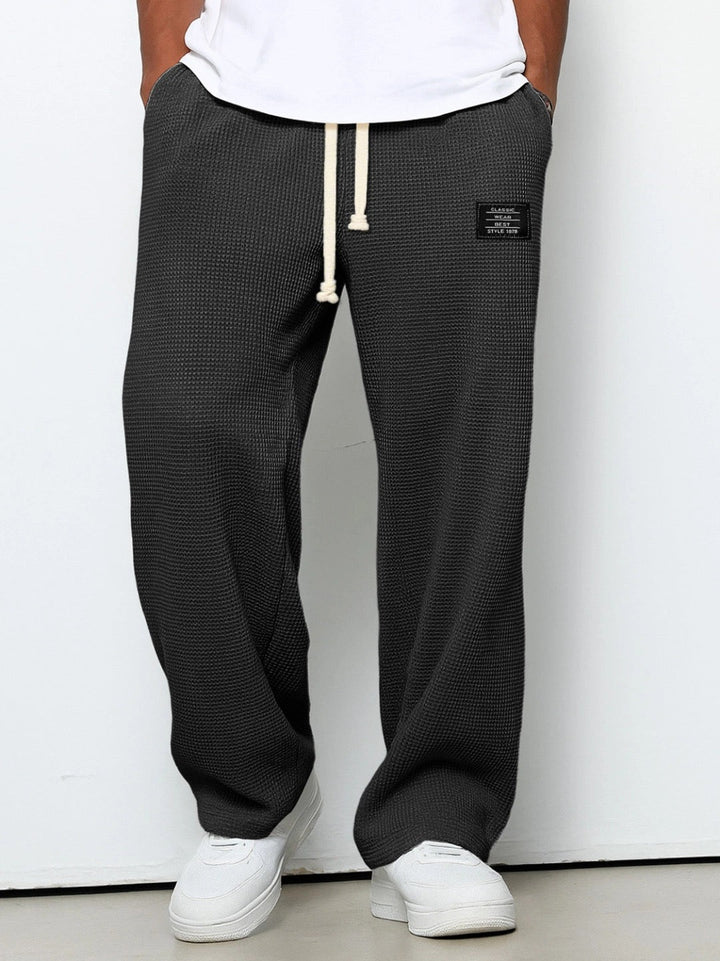 Komfortable Herren Streetwear Hose, weit geschnitten. Perfekt für moderne Looks und Alltagstauglichkeit.
