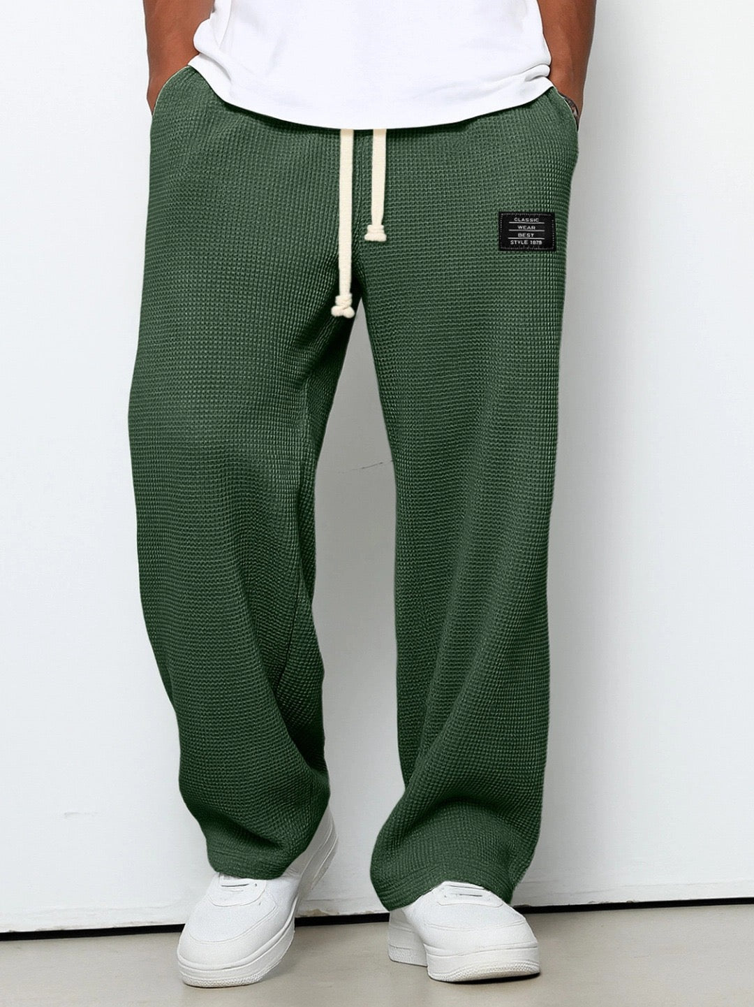 Herren weite Freizeithose mit Seitentaschen. Komfortabler, lockerer Schnitt für lässige Casual-Outfits.