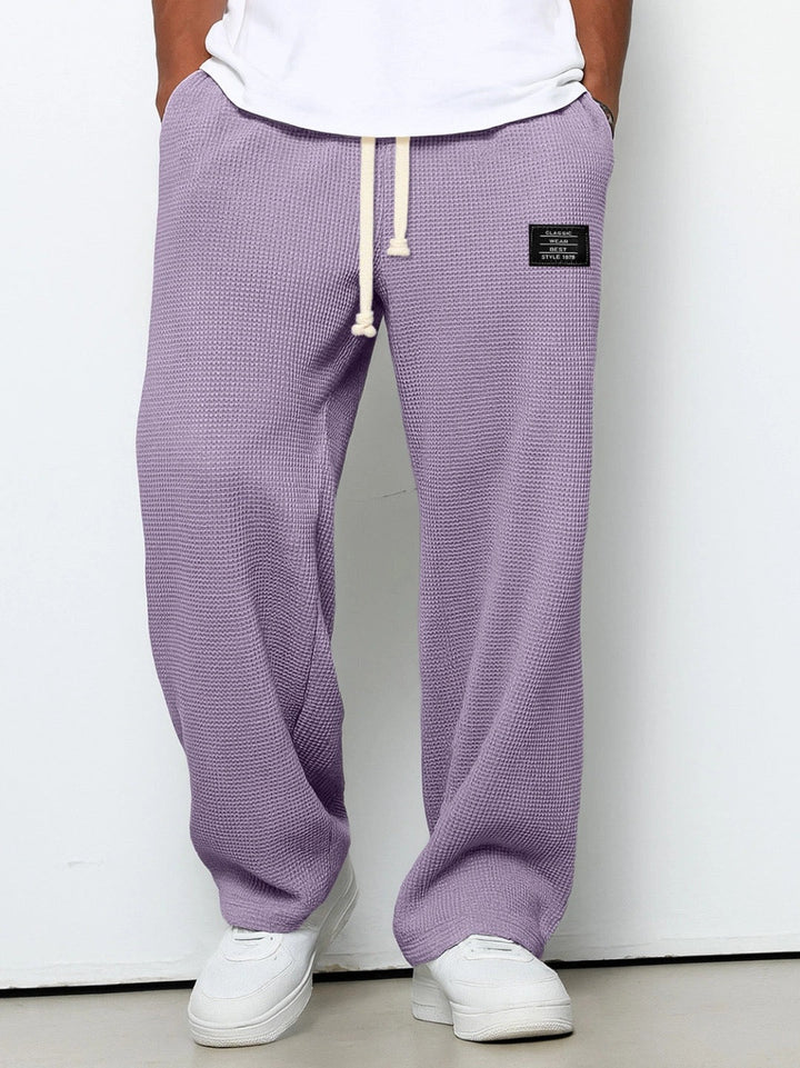 Herren Alltagshose mit weitem Schnitt und verstellbarem Bund. Bietet Komfort und stilvollen Look.