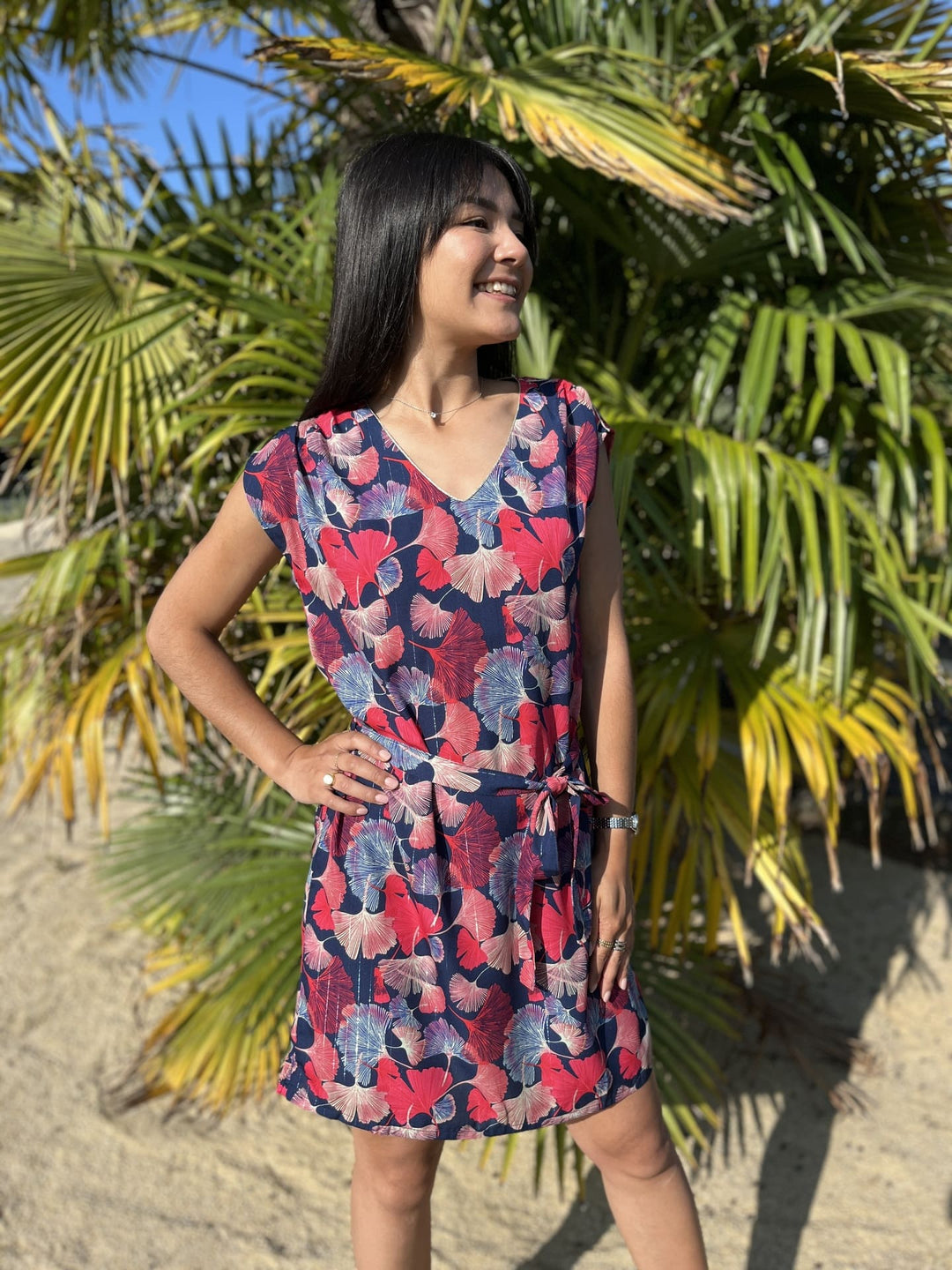 Marineblaues, ärmelloses Damen Minikleid mit rotem Blätterprint im A-Linie-Schnitt. Leichtes Sommerkleid.