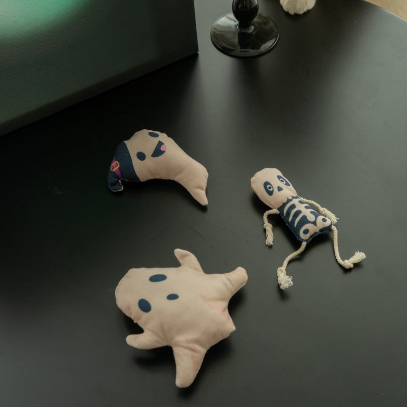 Lustiges interaktives Halloween Katzenspielzeug in Totenkopf-Form, mit Katzenminze; ideal für drinnen.