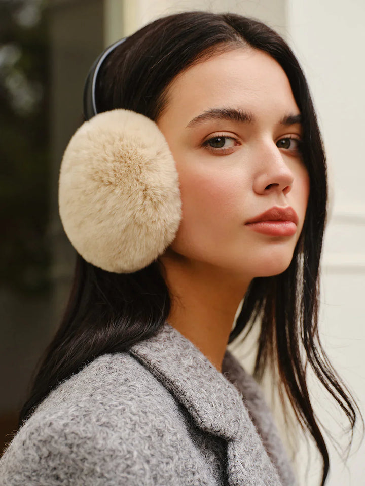 Kuschelige Damen Ohrenschützer aus flauschigem Kunstfell. Warmes Winter-Accessoire für Damen, das schön warm hält.