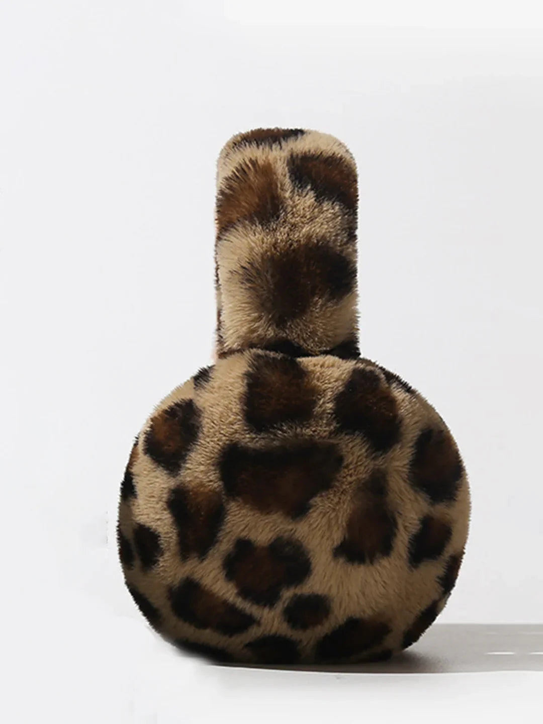Modische Damen Ohrenschützer im Leoparden-Print. Braun/Beige, perfekt als warmes Winter-Accessoire und Geschenk.