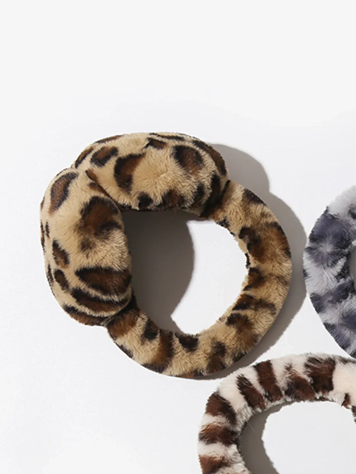 Kuschelige Damen Ohrenschützer mit wildem Leopardenmuster. Hält Ohren warm und ist ein modisches Accessoire.