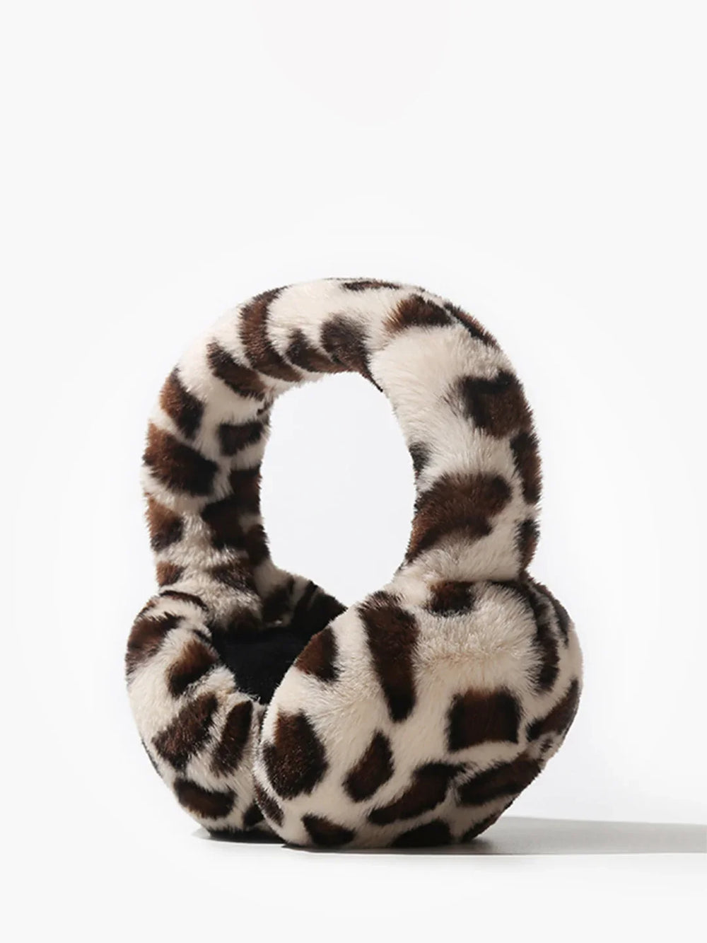 Flauschige Damen Ohrenschützer mit Leopardenmuster. Kuschelig warmes Winter-Accessoire für modische Frauen.