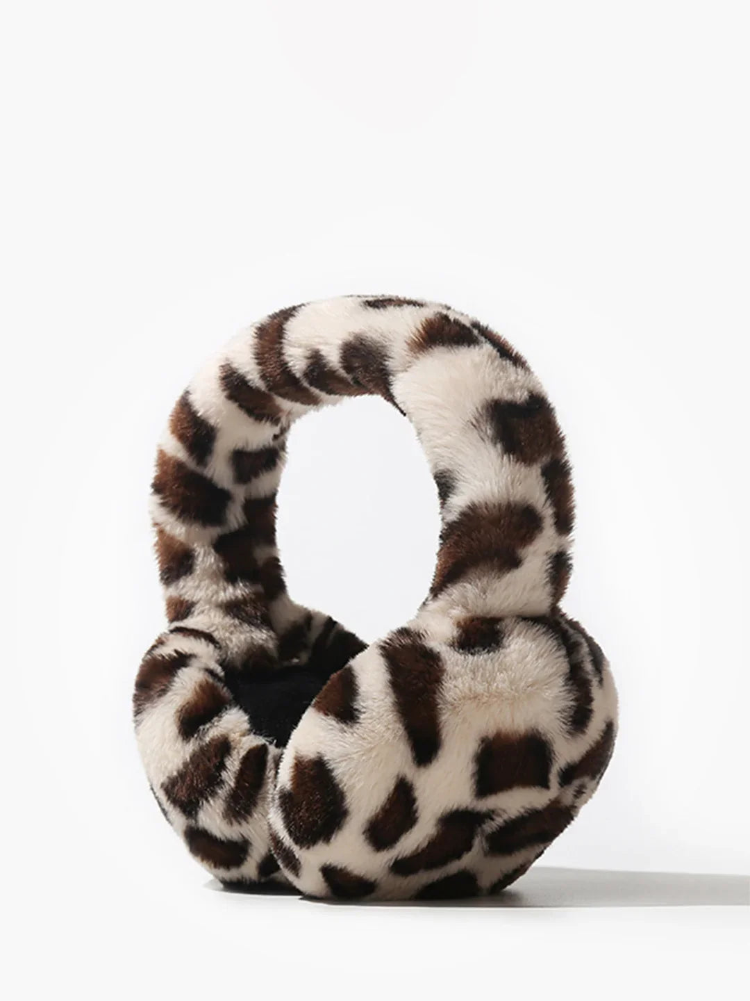 Flauschige Damen Ohrenschützer mit Leopardenmuster. Kuschelig warmes Winter-Accessoire für modische Frauen.