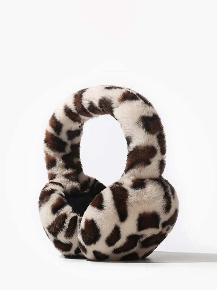 Flauschige Damen Ohrenschützer mit Leopardenmuster. Kuschelig warmes Winter-Accessoire für modische Frauen.