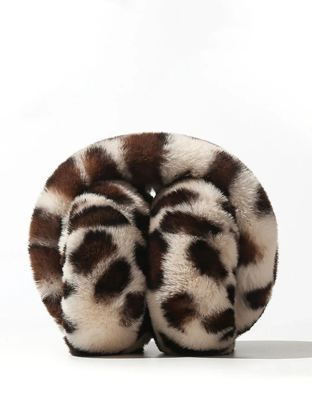 Warme Damen Winter Ohrenschützer mit trendigem Leoparden-Design. Flauschiges Accessoire, ideal als Geschenk.