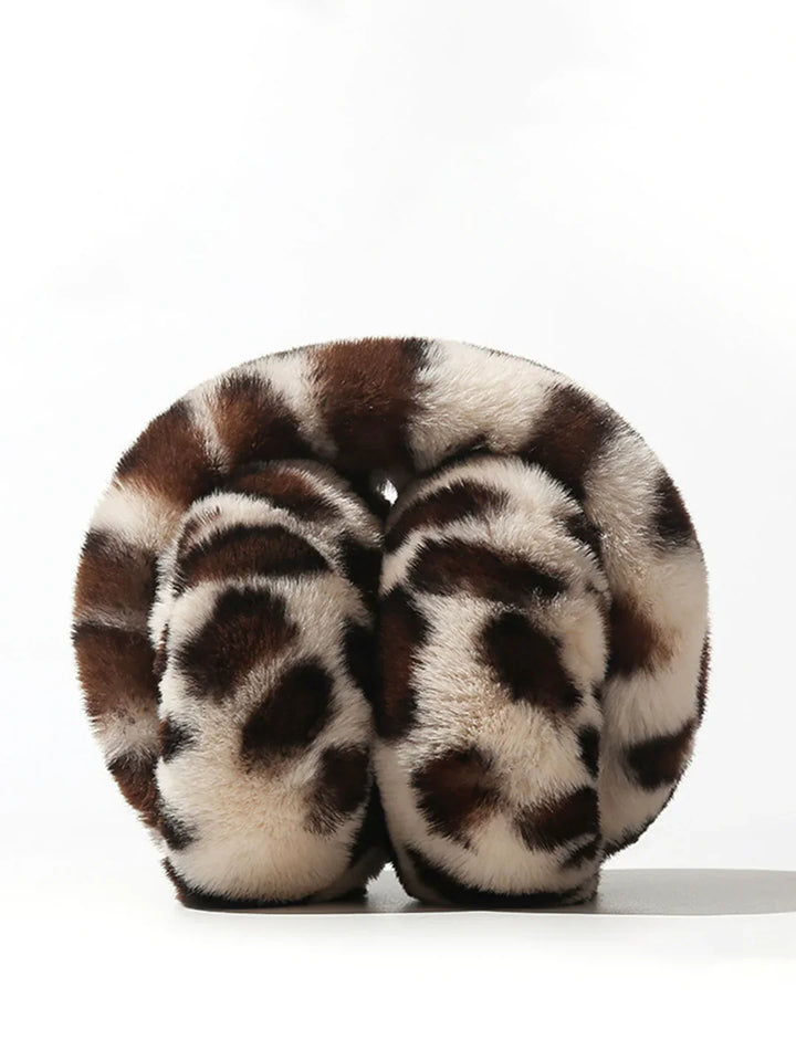 Warme Damen Winter Ohrenschützer mit trendigem Leoparden-Design. Flauschiges Accessoire, ideal als Geschenk.