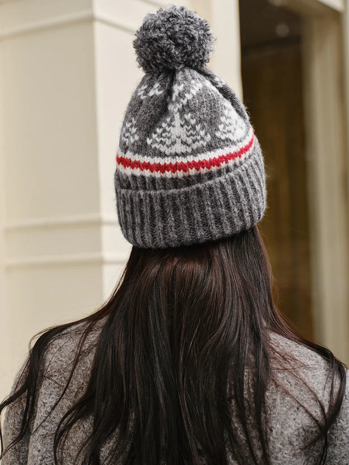 Nahaufnahme einer warmen Damen-Strickmütze, gemütlich & modisch; gestrickte Beanie für winterliche Outfits.