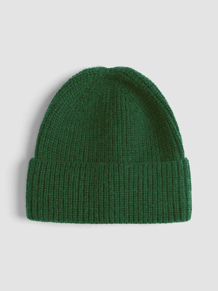 Damen Strickbeanie in klassischem Rippenmuster für stilvolle Wintertage. Warm & bequem.