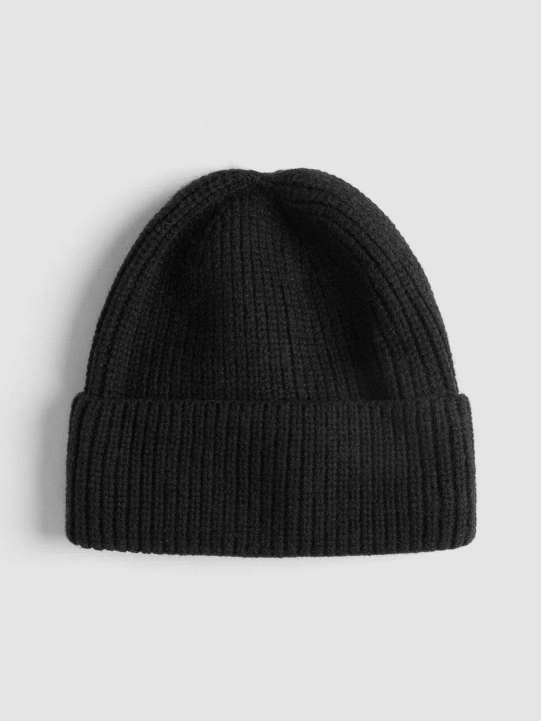Modische Damen Strickmütze mit feinem Rippenmuster, ideal als warmes Winter-Accessoire.