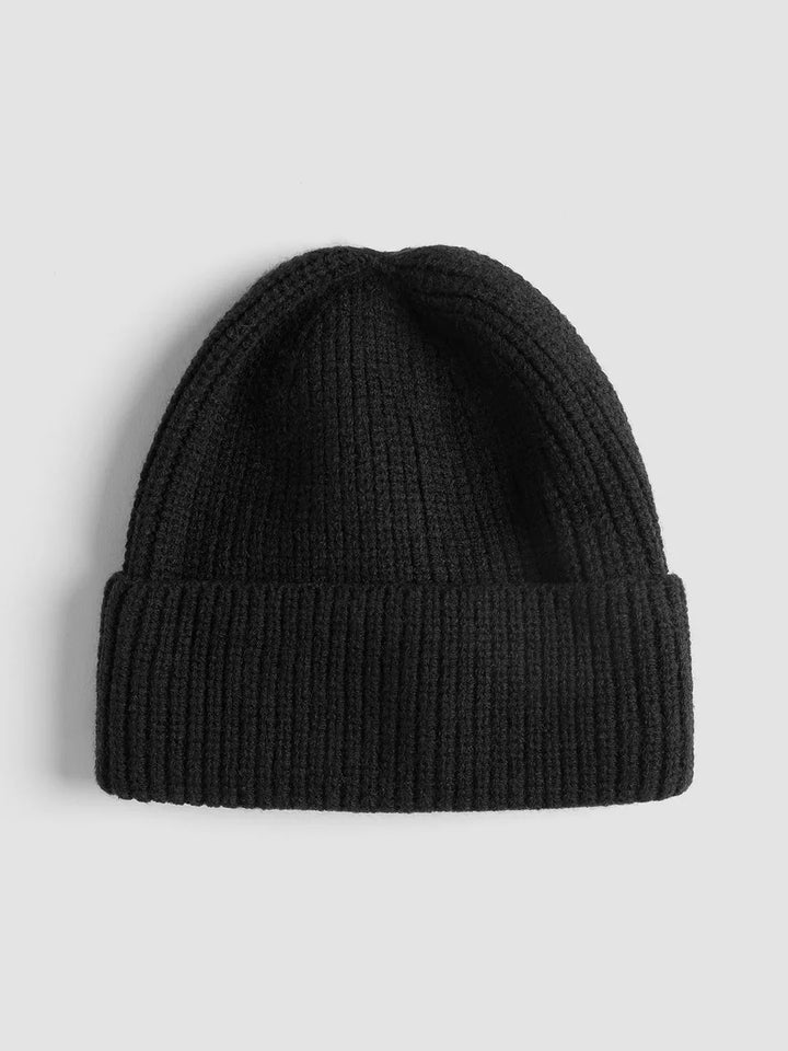 Modische Damen Strickmütze mit feinem Rippenmuster, ideal als warmes Winter-Accessoire.