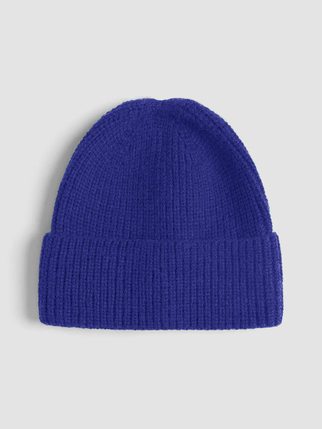 Nahaufnahme der Damen Beanie, zeigt das hochwertige Strickmaterial und das dicke Rippenmuster.