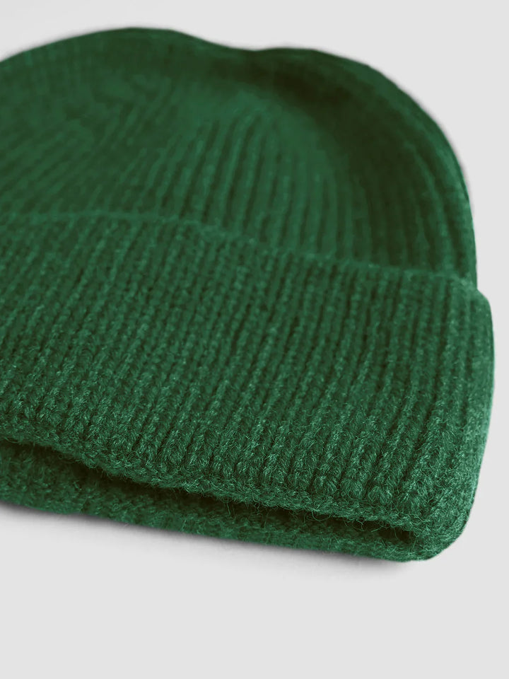 Elegante Damen Kopfbedeckung: eine warme Strickmütze im Beanie-Stil, perfekt für Herbst & Winter.