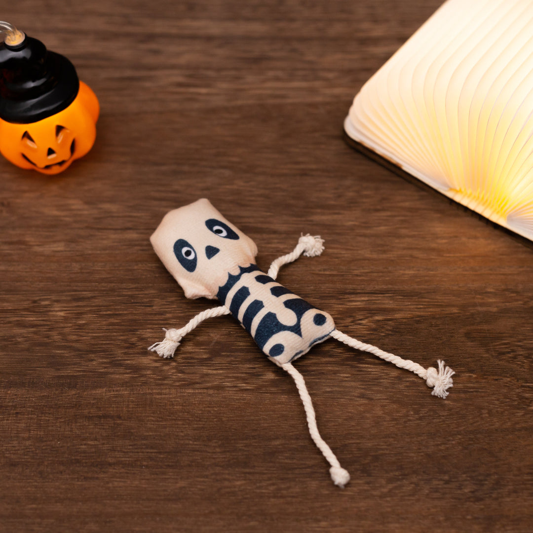 Animierendes Totenkopf Katzenspielzeug für Halloween, mit Katzenminze für interaktives Katzenspiel.
