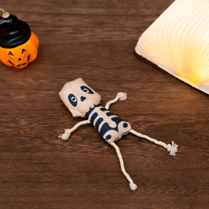 Animierendes Totenkopf Katzenspielzeug für Halloween, mit Katzenminze für interaktives Katzenspiel.