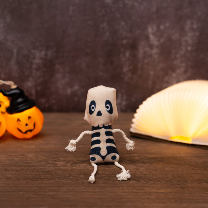 Saisonales Herbst Katzenspielzeug: Plüsch-Totenkopf mit Katzenminze animiert Katzen zum Spielen.
