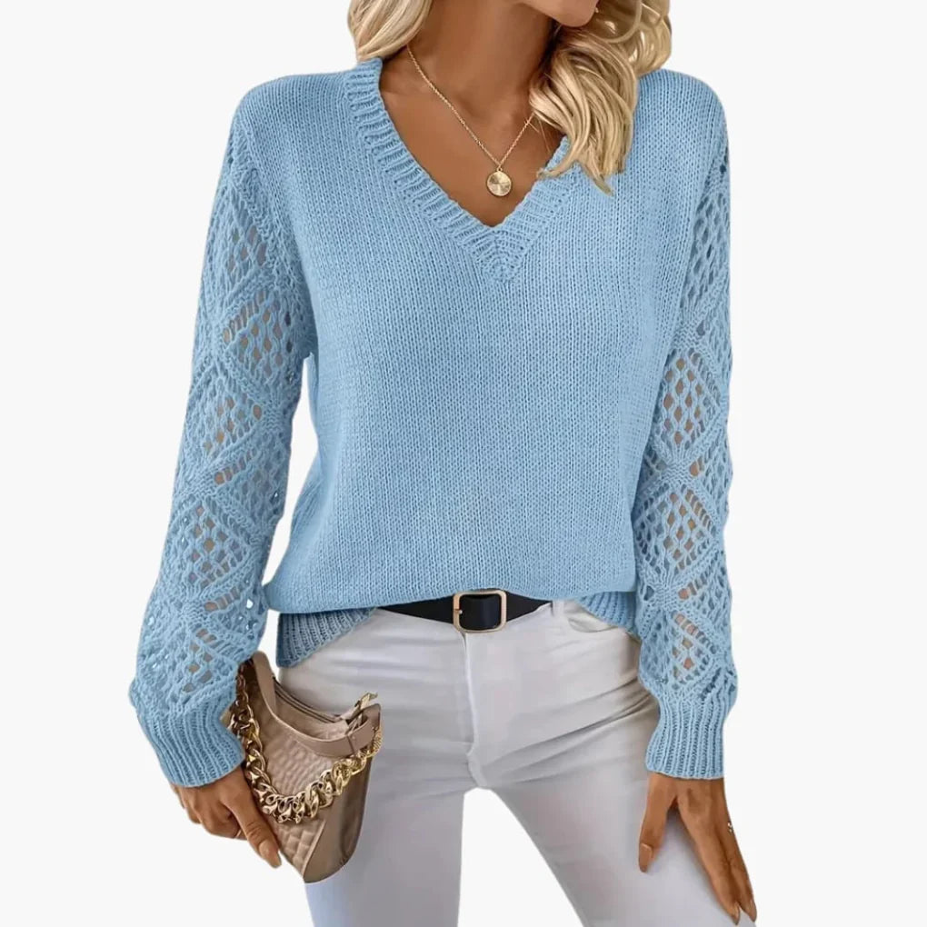 Moderner Damen Feinstrickpullover mit V-Ausschnitt in Hellblau. Bequemes, leichtes Strickoberteil für diverse Anlässe.