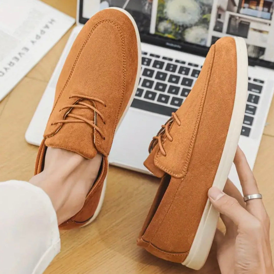 Seitenansicht der bequemen Herren Loafer Slipper, mit atmungsaktiver Struktur und komfortabler Polsterung.