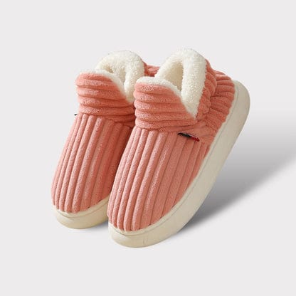 Stylische Damen Hausschuhe, winterlich warm und rutschfest, in neutraler Farbe.