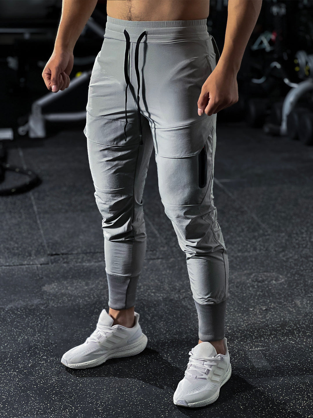 Die schlanke Form der Herren Stretch-Hose mit Tapered Fit, betont die Beine und bietet Bewegungsfreiheit.