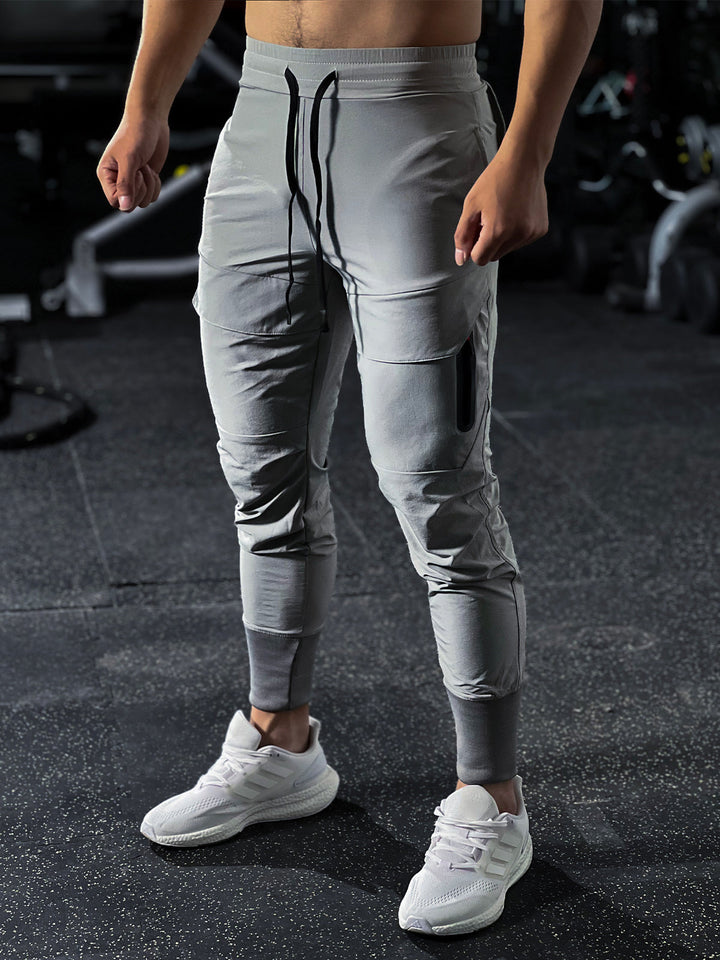 Die schlanke Form der Herren Stretch-Hose mit Tapered Fit, betont die Beine und bietet Bewegungsfreiheit.