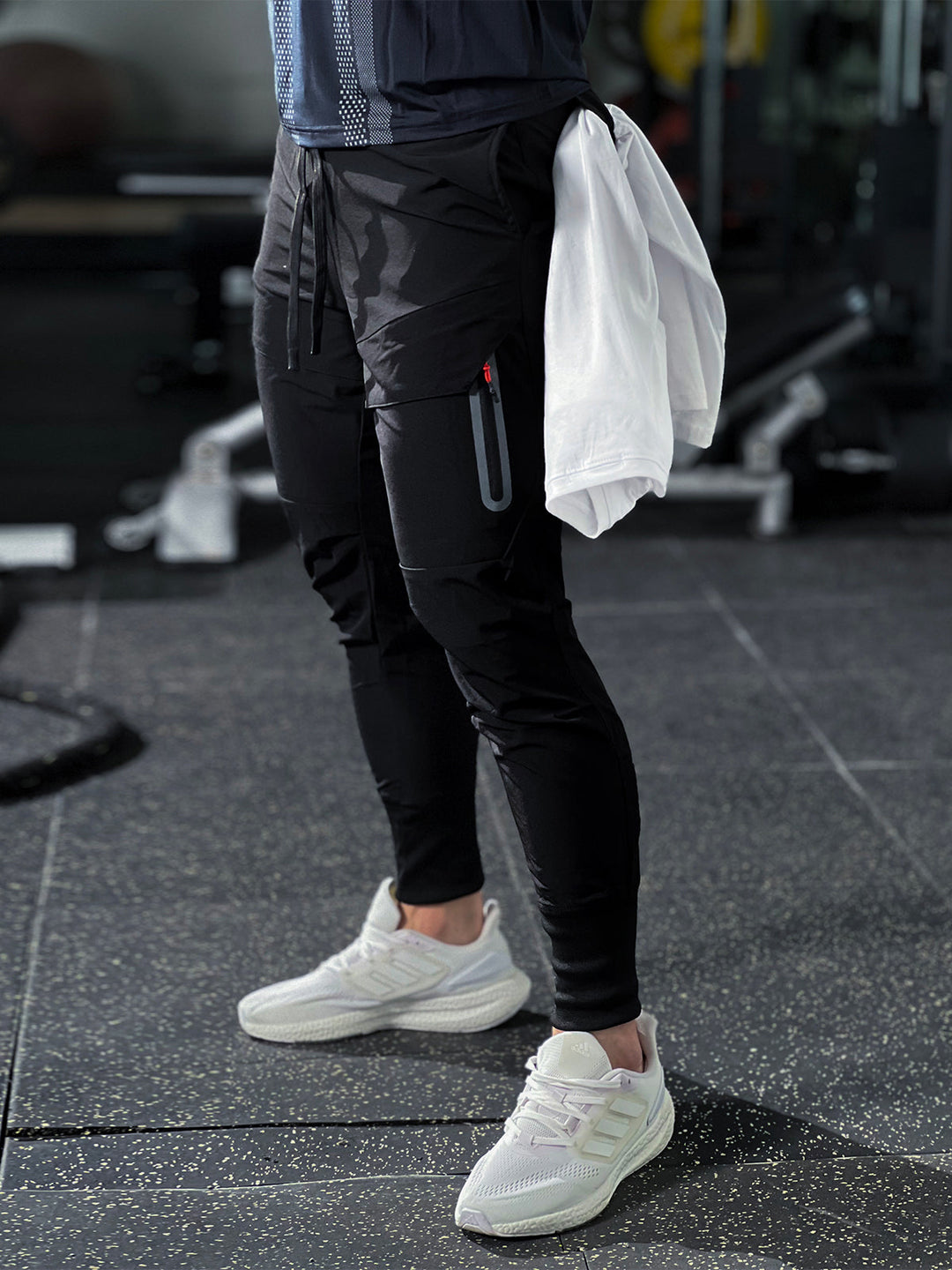 Mann sitzt entspannt in komfortabler Herren Freizeithose, genießt den lässigen Stil & Bequemlichkeit.