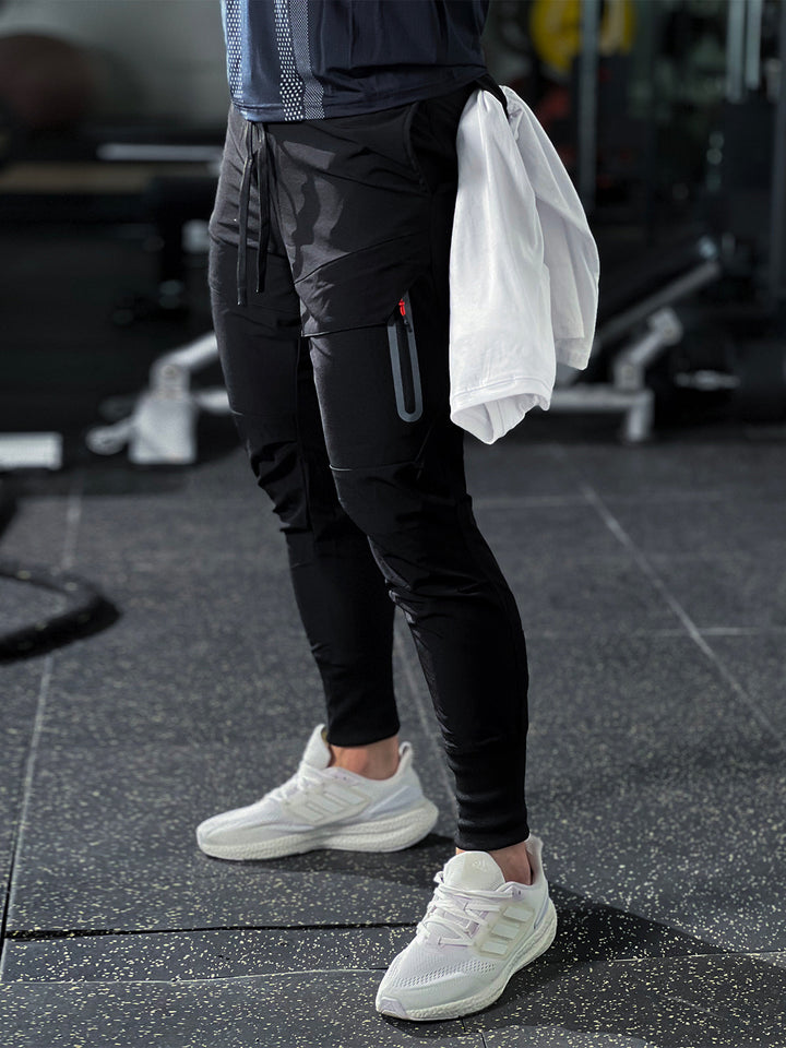 Mann sitzt entspannt in komfortabler Herren Freizeithose, genießt den lässigen Stil & Bequemlichkeit.