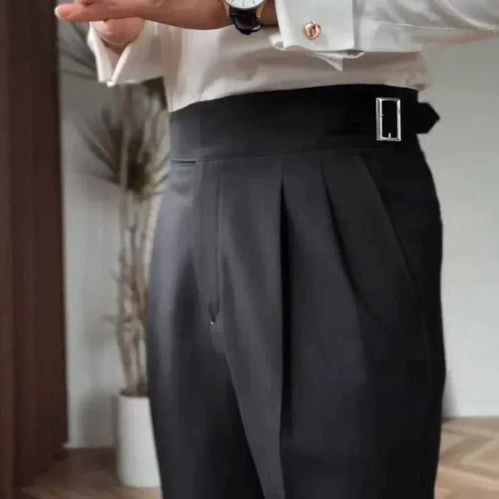 Herren Business Anzughose klassisch, schwarz, mit eleganter verstellbarer Schnalle & Bügelfalte.