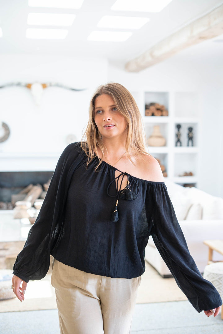 Moderne Herbstbluse für Damen mit elegantem Glanzstoff und langen Ärmeln, stilvolle Büro- & Freizeitkleidung.
