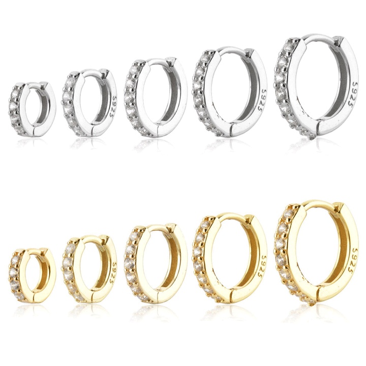 Hochwertige goldene Damen Pave Creolen, stilvolle funkelnde Ohrringe mit Zirkonia-Steinen.