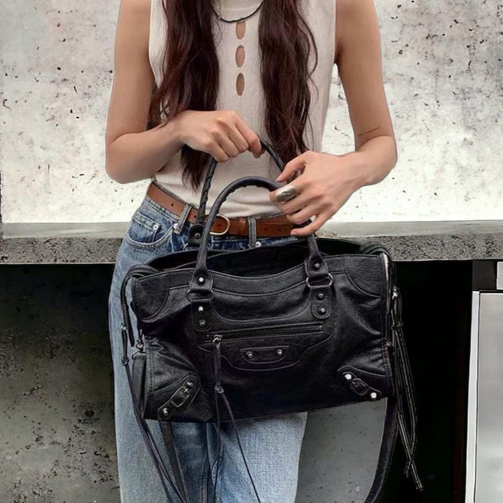 Geräumige schwarze Damen Tasche als Umhängetasche oder Schultertasche, ideal für die City und jeden Anlass. Ein Accessoire.