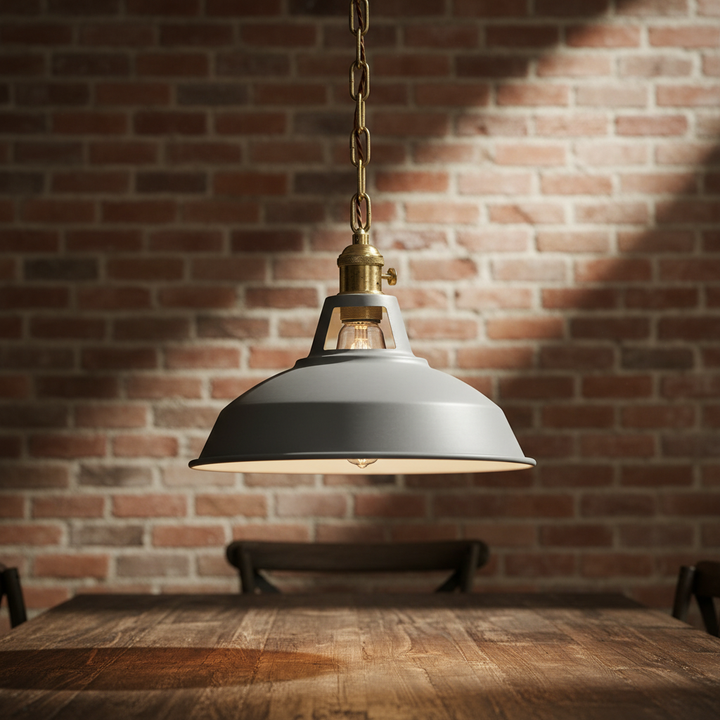 Industrielle Hängelampe aus schwarzem Metall im Vintage-Design, ideal für Esszimmer oder Loft. Retro-Stil.