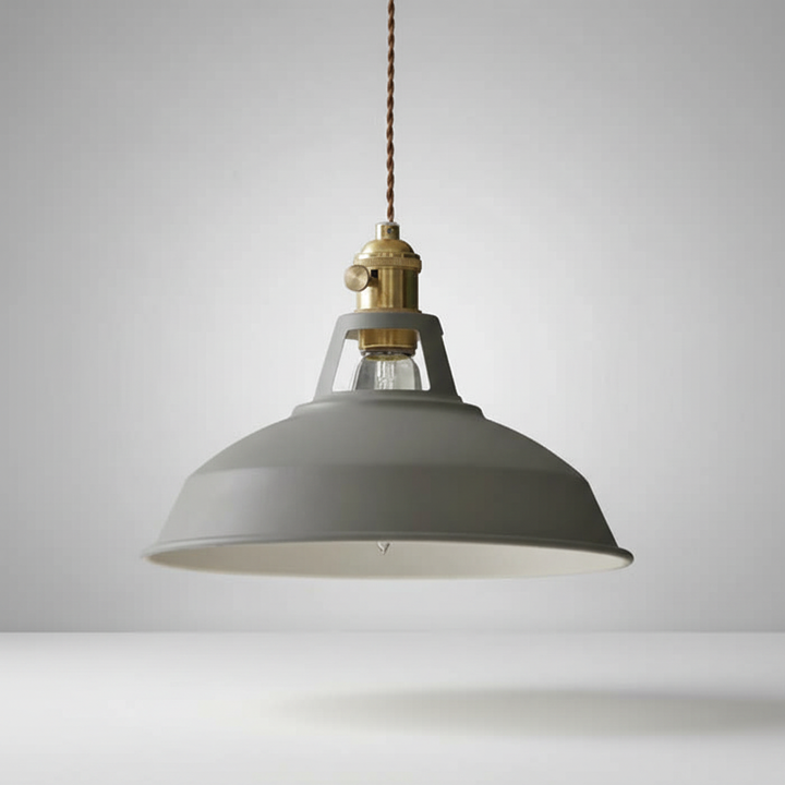 Industrielle Hängelampe, matt-schwarz, minimalistisches Metall-Design, Vintage-Look für urbane Einrichtung. Beleuchtung.