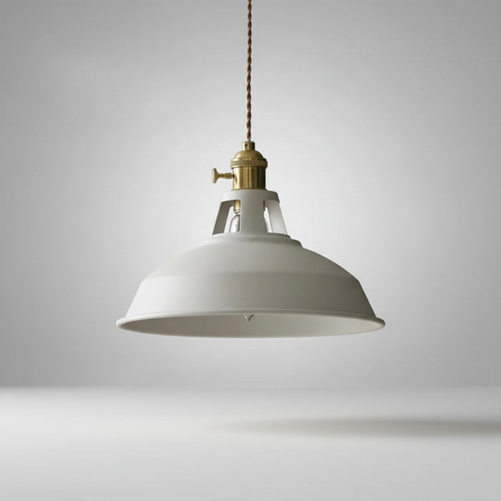 Vintage Metall-Pendelleuchte mit sichtbarer Glühbirne, rustikale Industrieleuchte für warmes Licht. IndustroGlow.