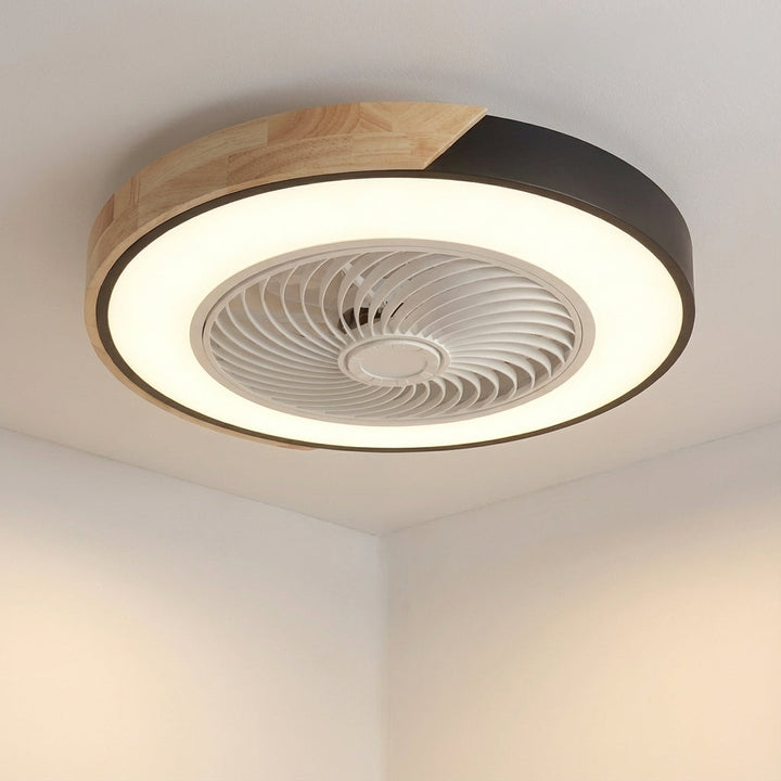 Minimalistischer LED Deckenventilator in Weiß mit moderner Beleuchtung, fügt sich elegant in jeden Raum ein.