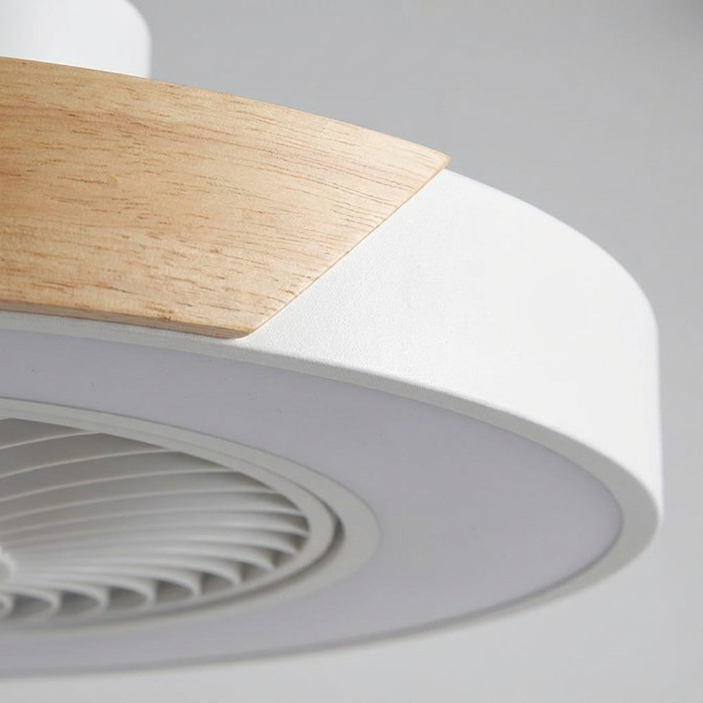 Leiser LED Deckenventilator zur Kühlung und hellen Beleuchtung, ideal für ein angenehmes Raumklima.
