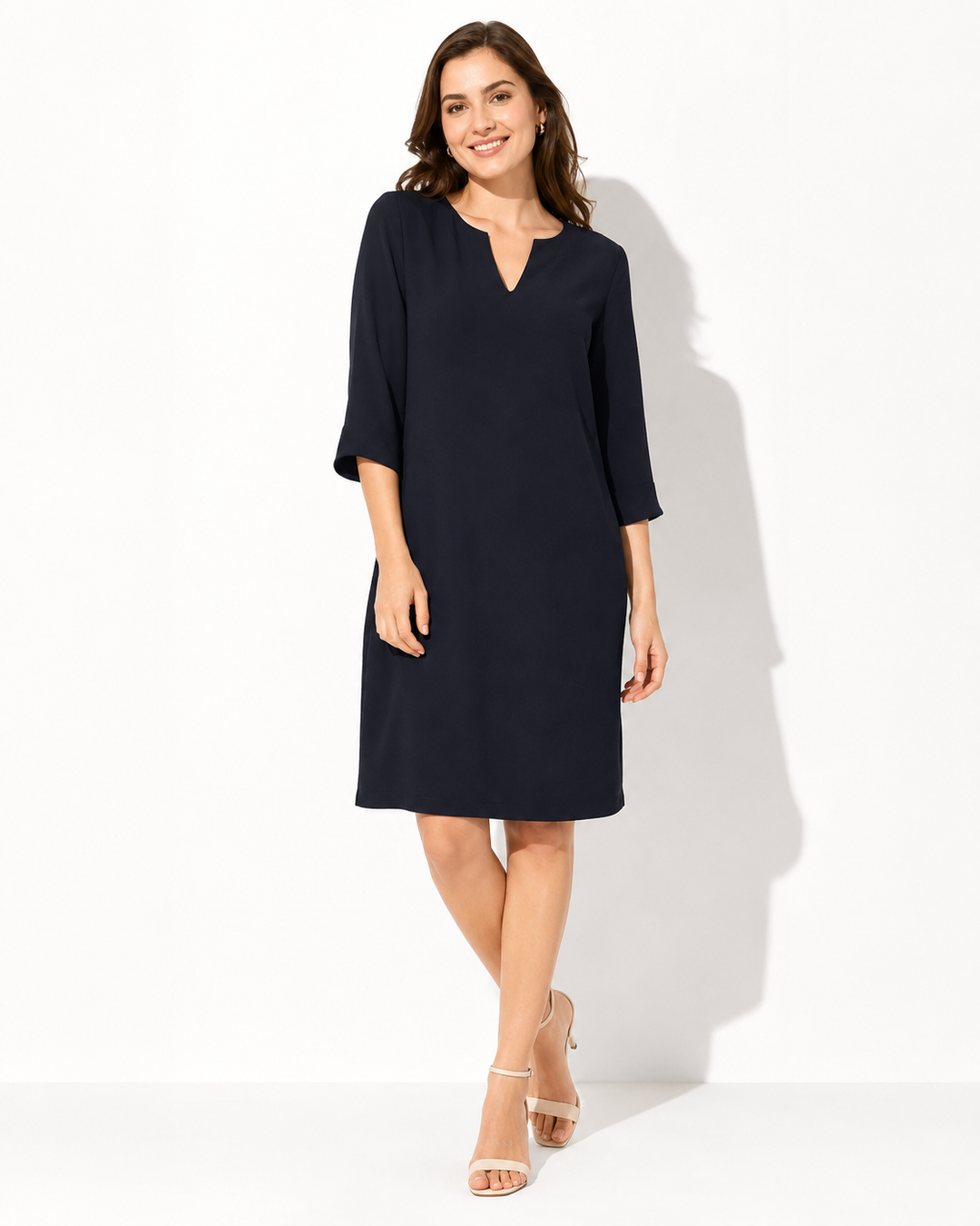 Elegantes, figurfreundliches Damenkleid für den Sommer. Ideal als Freizeitkleid oder Abendkleid.