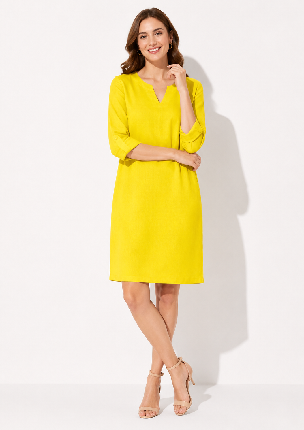 Kurzes, figurschmeichelndes Damenkleid. Ideal für Sommer, Freizeit & festliche Anlässe. Modisches Outfit.