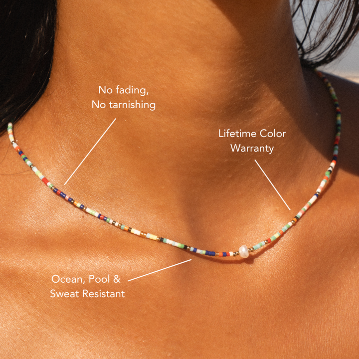 Eleganter bunter Perlen Choker für Damen, wasserfest mit echten Süßwasserperlen und Gold.