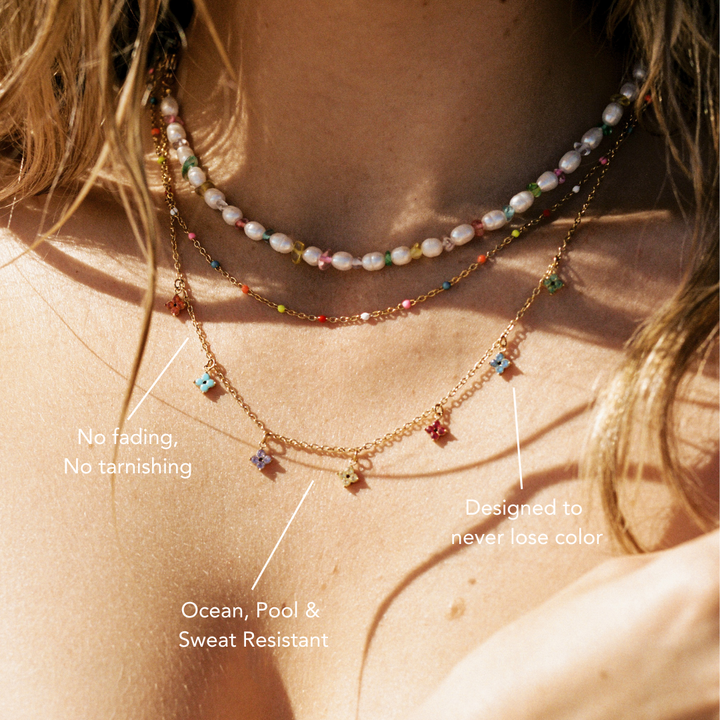 Elegante goldene Choker Halskette für Damen mit Blumen & Zirkonia, wasserfest. Perfektes Sommer-Accessoire.