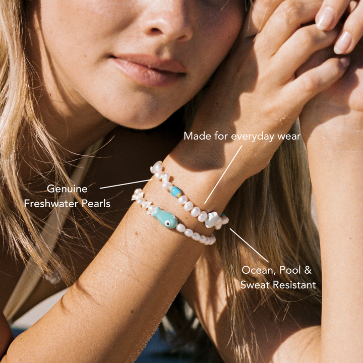 Elegantes, wasserfestes Damen Perlenarmband mit bunten Süßwasserperlen und Keramik im maritimen Stil.