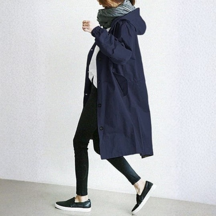Leichter, wasserdichter Oversized Regenmantel für Damen mit Kapuze, ideal für Alltag & Reisen.