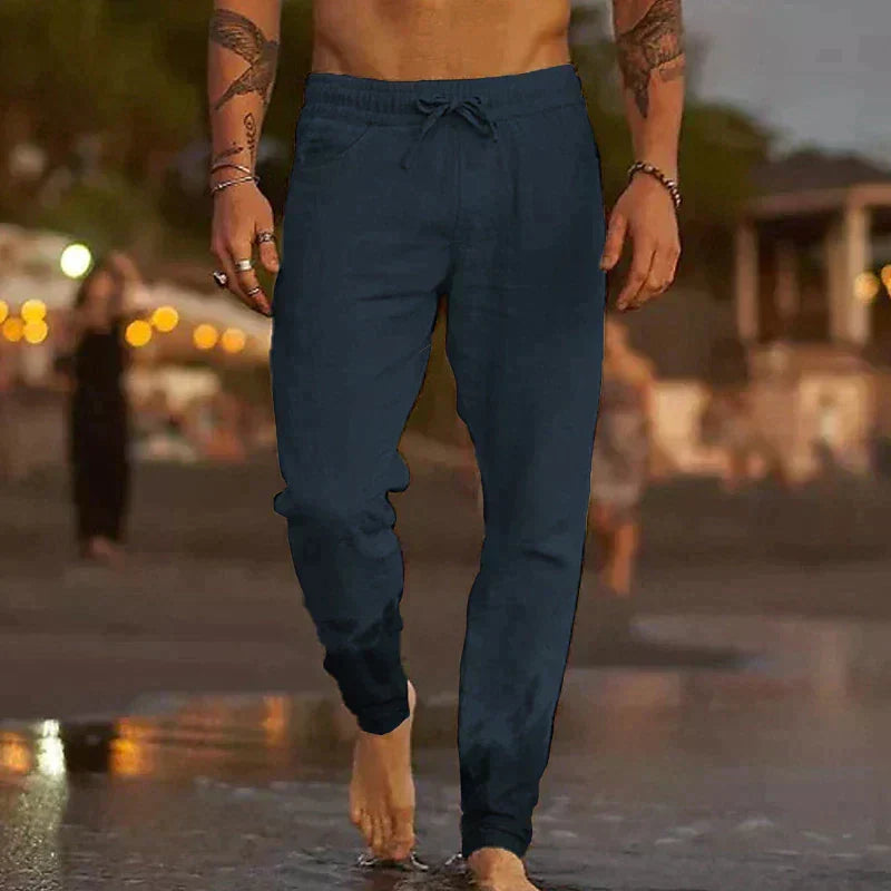 Schwarze Herren Jogger Hose, lässiger Schnitt, mit Kordelzug und Taschen für Freizeit und Entspannung.