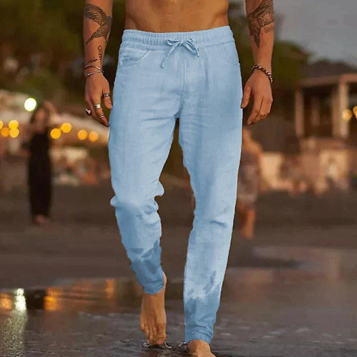 Vielseitige Herren Jogger Hose in Khaki, locker geschnitten, ideal für Strand, Reisen und gemütliche Stunden.